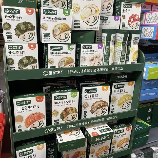 Baby is craving for nut puffs, high calcium shrimp slices, cereal bars, milk puffs, rice cakes, fruit and vegetable cheese, crispy melted beans