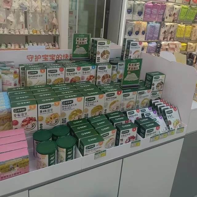 Baby is craving for nut puffs, high calcium shrimp slices, cereal bars, milk puffs, rice cakes, fruit and vegetable cheese, crispy melted beans