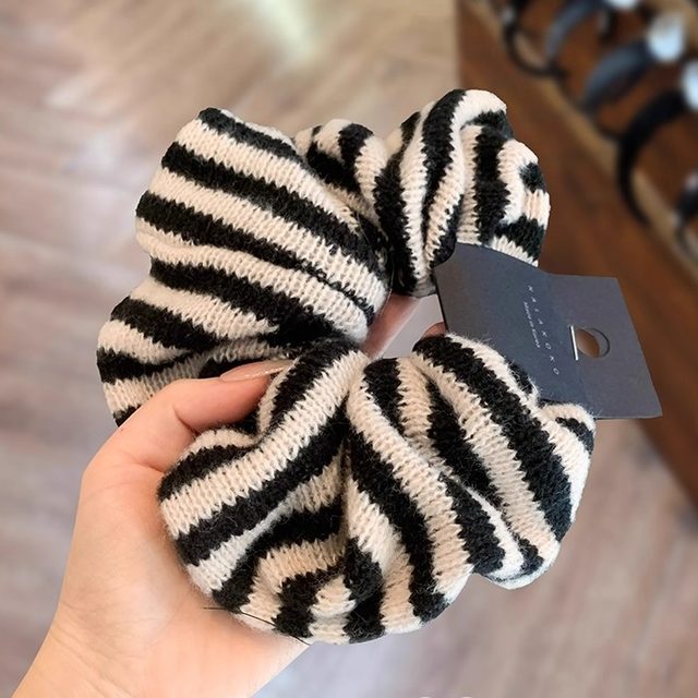 South Korea's Dongdaemun black and white knitted contrast striped fat intestine ring autumn and winter gentle and simple woolen hair tie hair rope hair ring