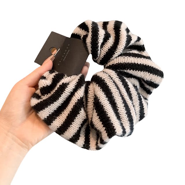 South Korea's Dongdaemun black and white knitted contrast striped fat intestine ring autumn and winter gentle and simple woolen hair tie hair rope hair ring