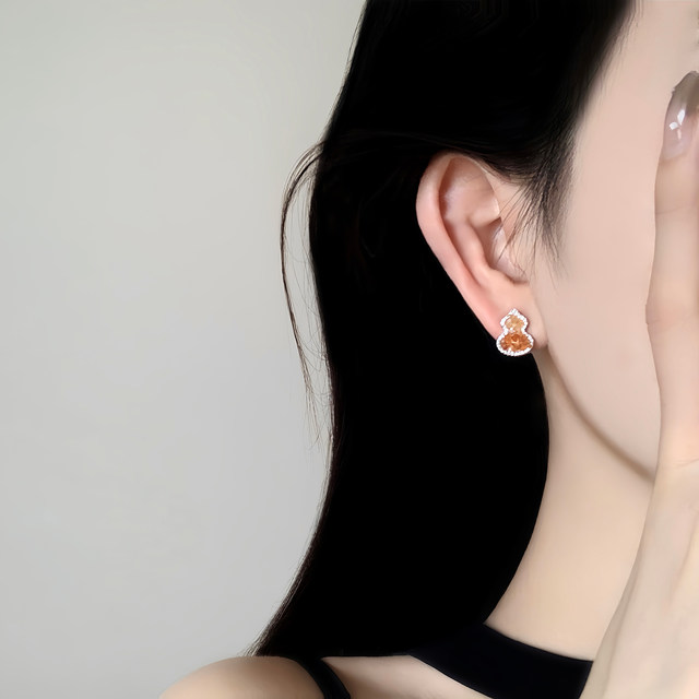 New crystal gourd earrings for women, unique light luxury design, metaphysics and wealth earrings, high-end ear jewelry