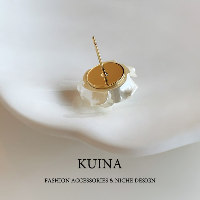 White camellia earrings for women, French style, light luxury, high-end, temperament, niche, unique and beautiful earrings