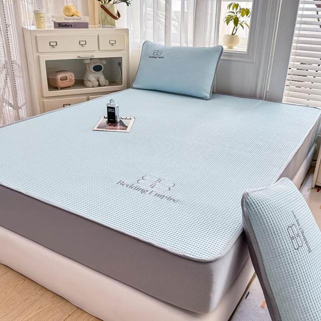 
Category A Maternal and Infant Grade Waffle Embroidered Bear Bingdou Bean Mat Three-piece Set Bed Sheet Style Ice Silk Soft Mat Can Be Machine Washed