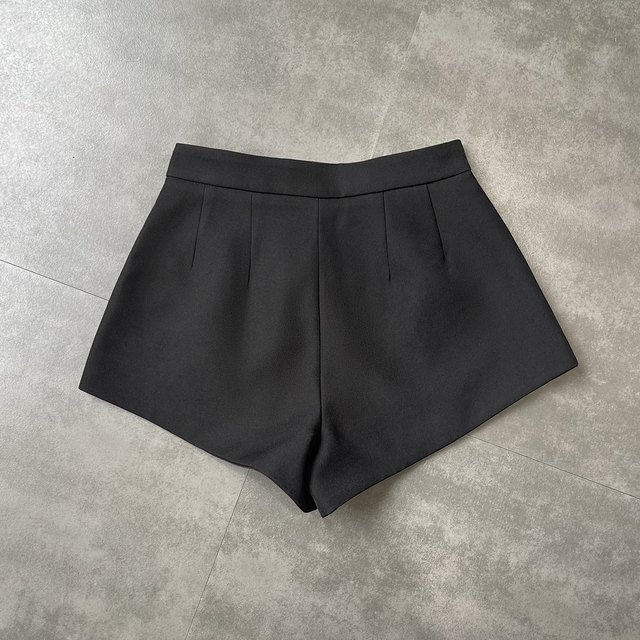 Black high-waisted A-line shorts for women in spring and summer suits, hot girls look slim and versatile, small wide-leg trousers