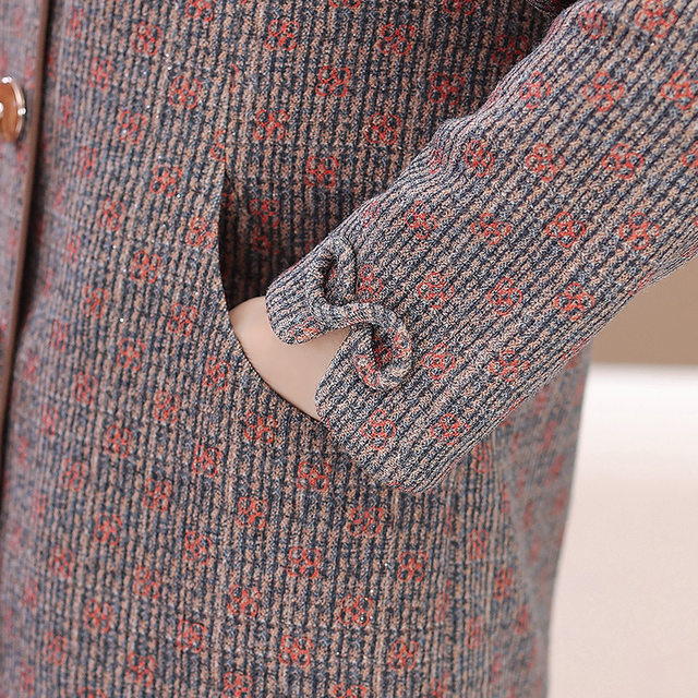 Grandma's autumn clothes for the elderly, women's middle-aged and elderly mothers' spring plaid short clothes, old ladies' spring and autumn tops