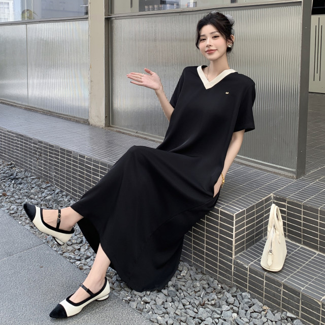 
High-end large-size women's clothing, new style, fashionable V-neck splicing, age-reducing, slimming and casual short-sleeved dress
