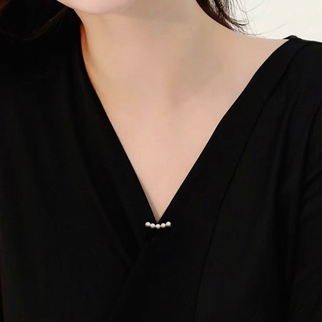 Smiling brooch summer anti-lighting tool simple small pin collar exquisite accessories women's fixed clothes