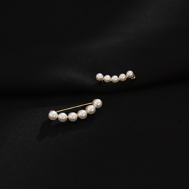 Smiling brooch summer anti-lighting tool simple small pin collar exquisite accessories women's fixed clothes