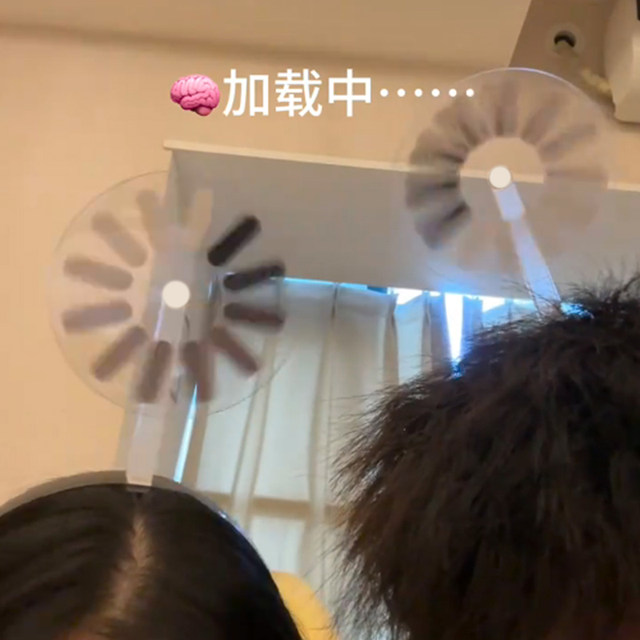 The headband is down and the hairpin is loading. The brain can be rotated and the creative and funny whole headband is given to friends and besties.