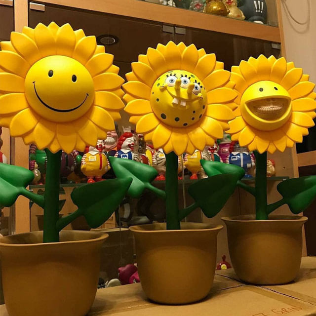 Trendy brand mandkaws Sunflower SpongeBob SquarePants Sunflower Smiley Flower Pot Ornament Trendy Toy Hand Figure Trendy Doll