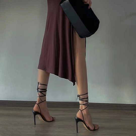 Tacones altos con correa para el verano con faldas 2025, nuevo estilo de hadas de nicho, sandalias sexys con punta abierta y tacón de aguja para mujer