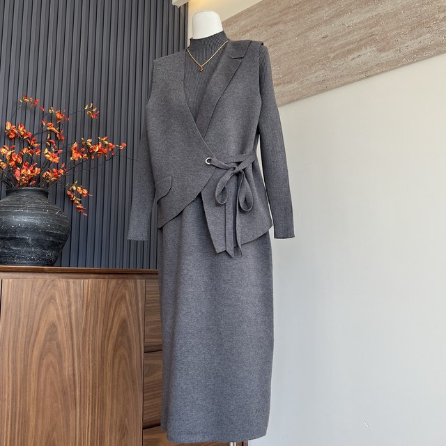 Fashionable and temperamental mother's autumn and winter vest dress long-sleeved mid-length two-piece sweater suit for middle-aged and elderly women