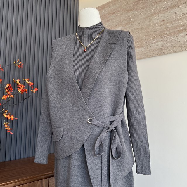 Fashionable and temperamental mother's autumn and winter vest dress long-sleeved mid-length two-piece sweater suit for middle-aged and elderly women