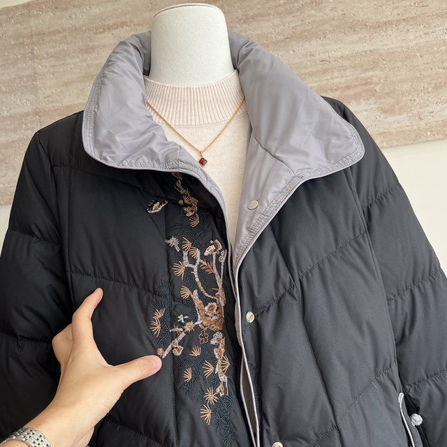 Fashionable and temperamental mother's clothing new winter long down jacket cardigan middle-aged and elderly women warm 90 white duck down jacket