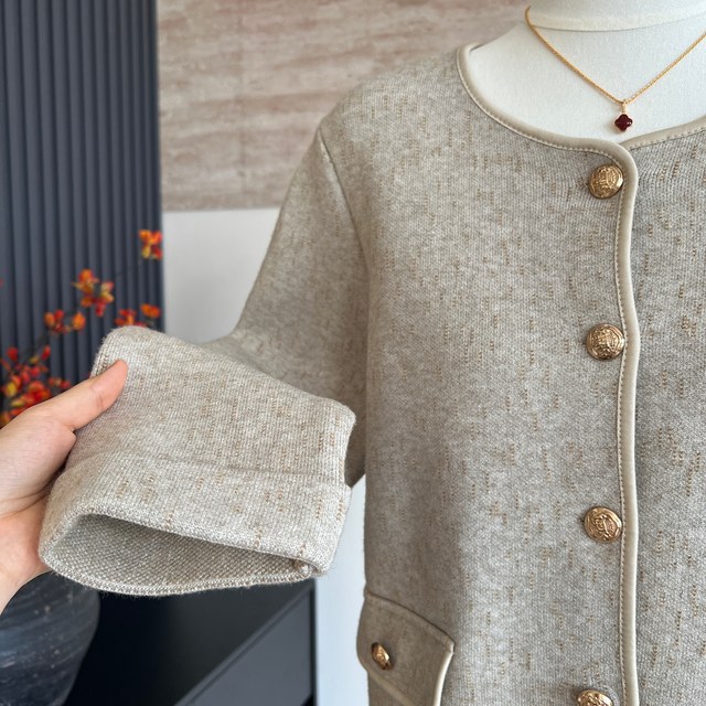 Mom's new autumn round neck long sleeve cardigan fashionable ladies versatile top middle-aged and elderly ladies spring and autumn jacket