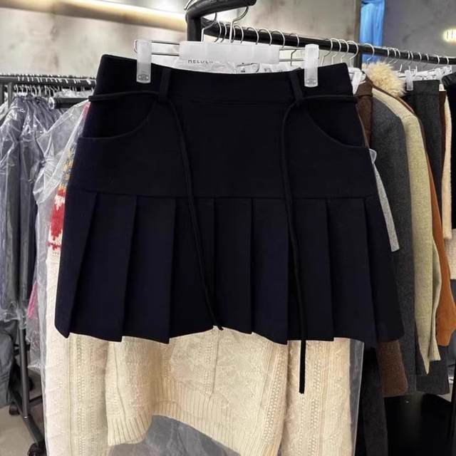 South Korea's Dongdaemun 2024 Autumn and Winter new retro high waist strap shows thin pleated folds skirt women's short skirt
