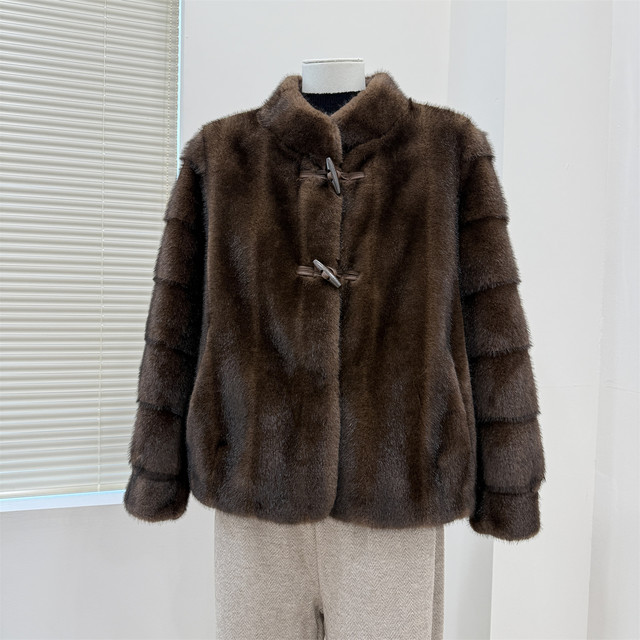 Middle-aged and elderly mothers' autumn and winter noble fur all-in-one coats, middle-aged women's winter warm and fashionable mink velvet coats