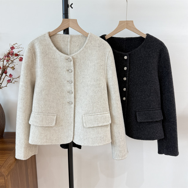 Middle-aged mother's autumn woolen short coat 2025 new style middle-aged and elderly women's spring and autumn temperament round neck cardigan clothes