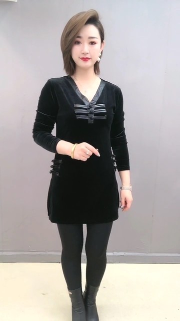 Middle -aged and elderly solid color gold velvet tops autumn new long -sleeved V -neck plate buckle, thin age reduction cheongsam skirt