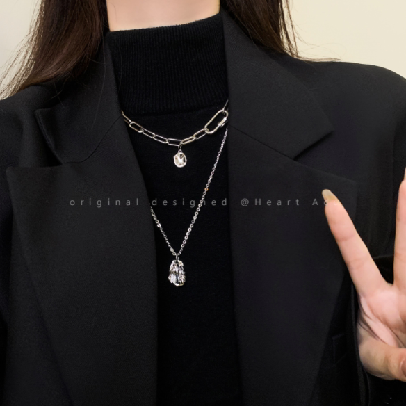 Long necklace for women 2025 new high-end light luxury niche jewelry decorative sweater chain autumn and winter clothes accessories