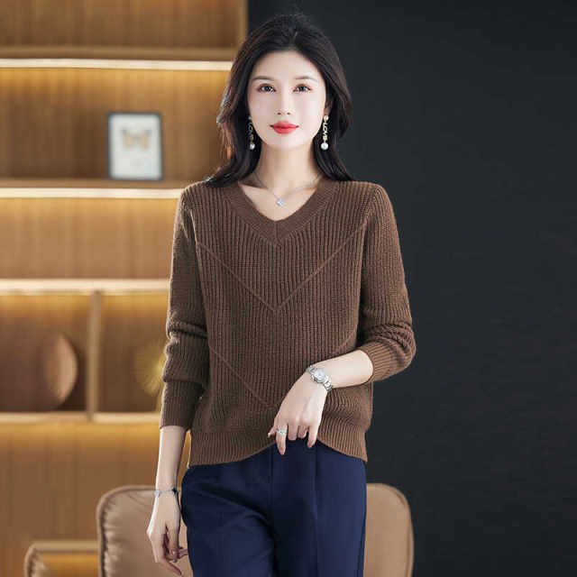 Fashionable and versatile V-neck sweater for women in autumn and winter new loose short high-waisted slim pullover solid color knitted bottoming shirt
