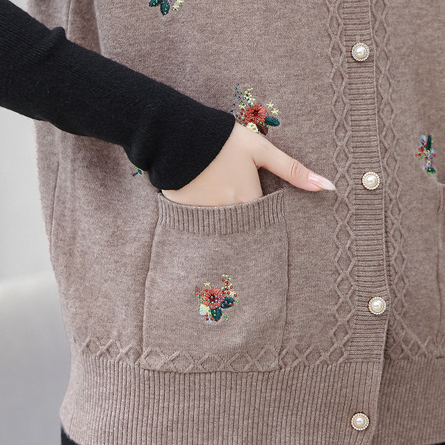 Old lady spring and autumn embroidered horse clip plus fat mother large size vest vest grandma vest top knitted cardigan