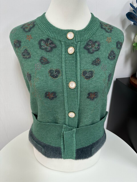 Autumn and winter warm and velvet thickened granny jacket tops loose large size embroidered cardigan sweater for middle-aged and elderly women