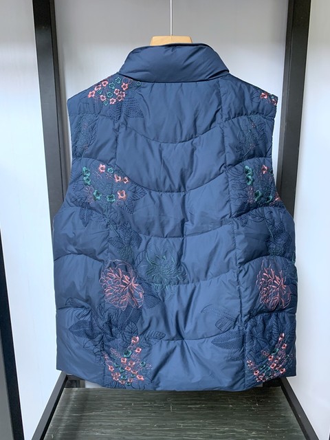 Counter new products, middle-aged and elderly down jackets, winter vests, women's granny jackets, short thickened old lady vests