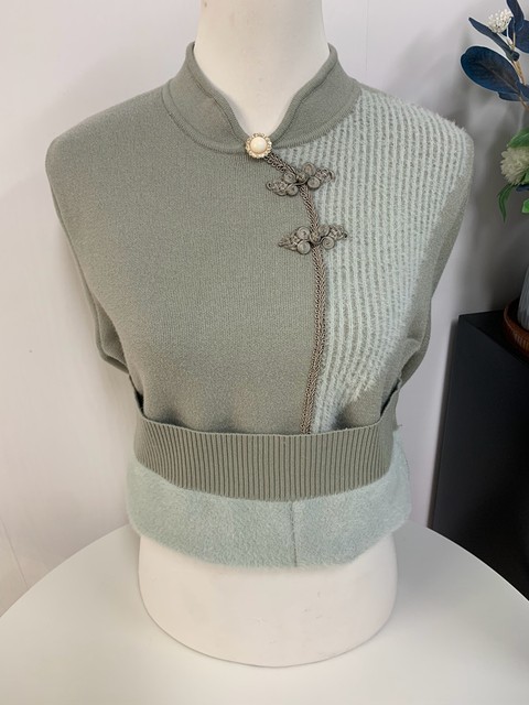 High-end autumn and winter cold-resistant and warm mother's woolen sweater with velvet and thickening, loose, short, long-sleeved sweater for middle-aged and elderly women