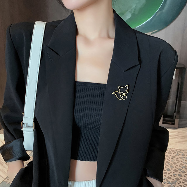 Golden hollow little fox high-end brooch for women's suit pin accessories Korean internet celebrity niche light luxury letter accessories