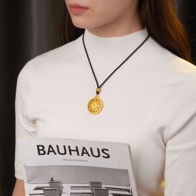 The same 2.5 complete version of the old shop, the rope head is straight through the eight treasure compass pendant, lanyard, hoist, universal peace buckle rope