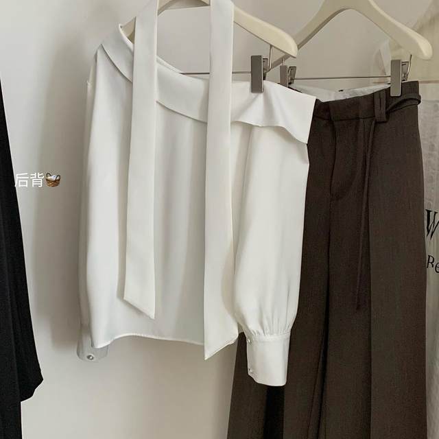 French temperament, the word -of -the -shoulder long -sleeved top, female early autumn design sense, niche, thin satin shirt