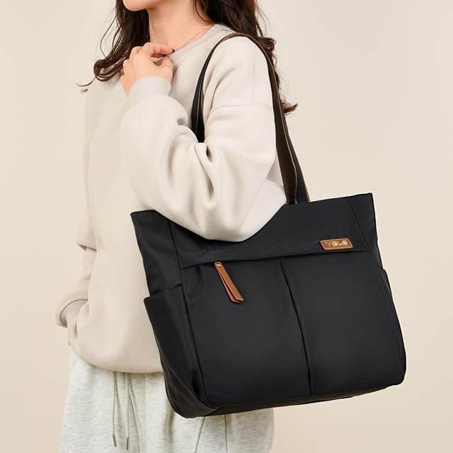 Brand tote bag Mommy bag Mother and baby outing lightweight handbag Large capacity 2025 new mother shoulder bag soft
