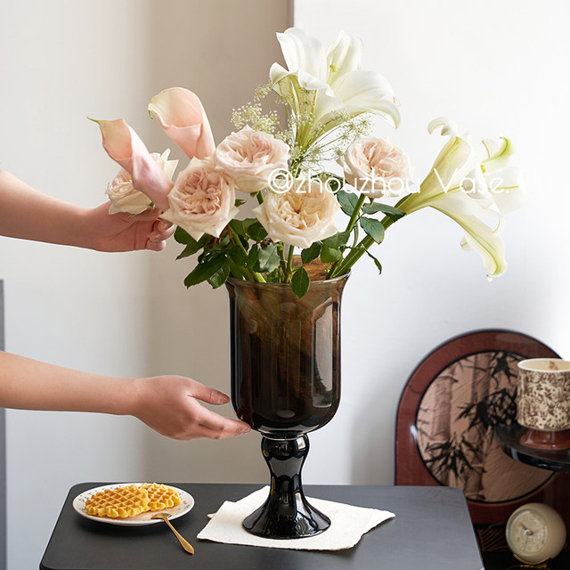 Medieval handmade glass vase, retro brown-green oriental aesthetics, atmosphere, home decoration, Japanese-style ornaments