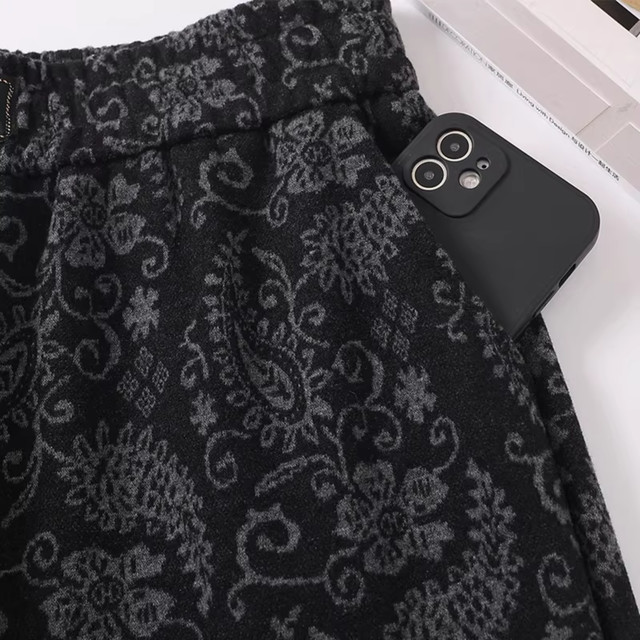 Middle-aged and elderly mother's pants autumn and winter loose large size straight women's pants plus velvet outer wear casual elderly lady's granny pants