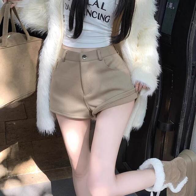 White straight-leg shorts for women in spring and summer 2025 new slim fit and slim small high-waisted casual hot girl A-line hot pants