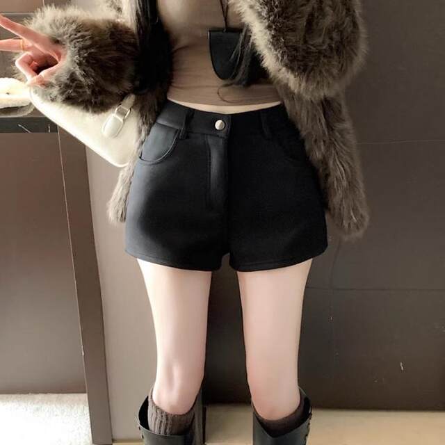 White straight-leg shorts for women in spring and summer 2025 new slim fit and slim small high-waisted casual hot girl A-line hot pants