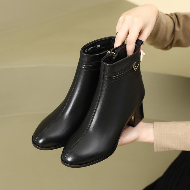 2023 large size fattened and widened women's boots 41-43 high heels women's new popular winter thick heel Martin boots
