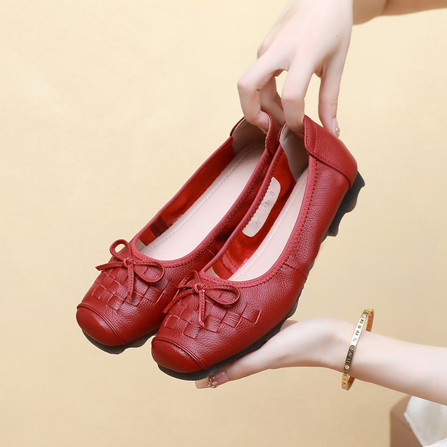 Genuine leather flat-sole single shoes new style shallow mouth beef tendon soft sole mother shoes versatile middle-aged and elderly women's shoes large size 42 bean doodle shoes