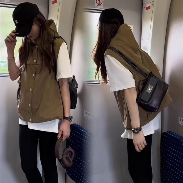 Hat hooded women's vest short autumn new version 2024 Korean version retro loose little man, shoulder, shoulders wear horse clip