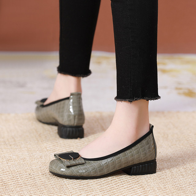 Genuine leather spring shoes, comfortable casual leather shoes, soft soles, lightweight flat soles, large size women's shoes, spring and autumn Runyue mother's shoes