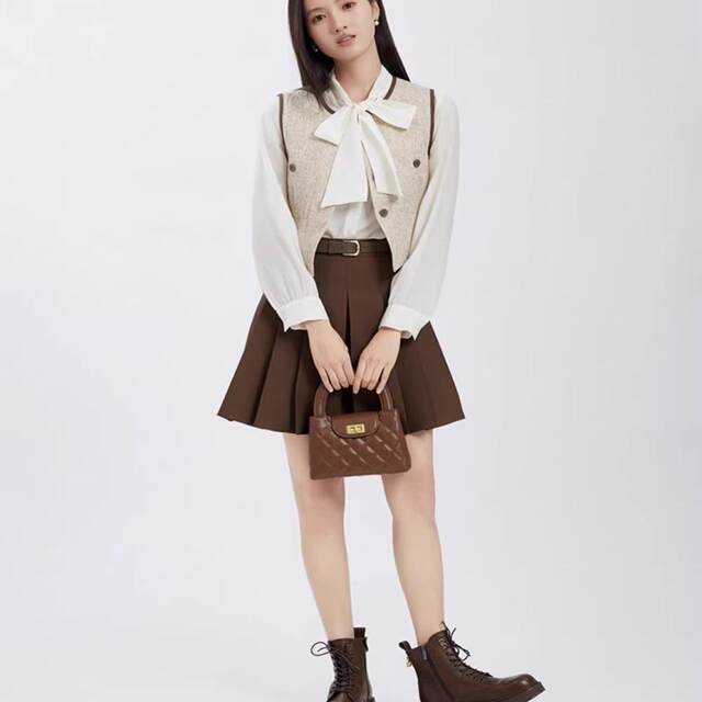 Duo is a new product of 2024 Spring and Autumn, fashionable, versatile and sweet temperament pleated skirt short skirt skirt 39DQ647069