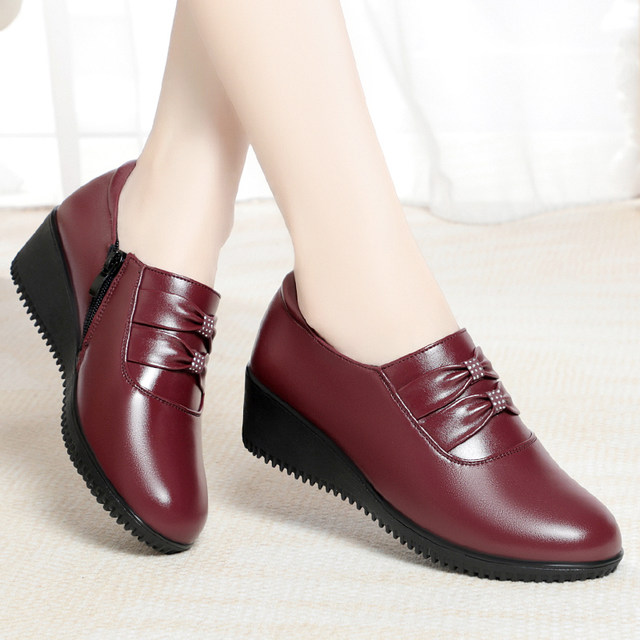 Wedge-heeled leather mother shoes soft sole non-slip middle-aged women's single shoes mid-heeled red middle-aged leather shoes comfortable round head