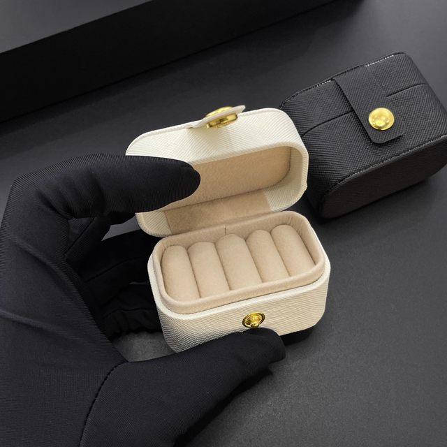 Simple mini ring box portable and exquisite light luxury storage box earring ring dustproof leather jewelry box