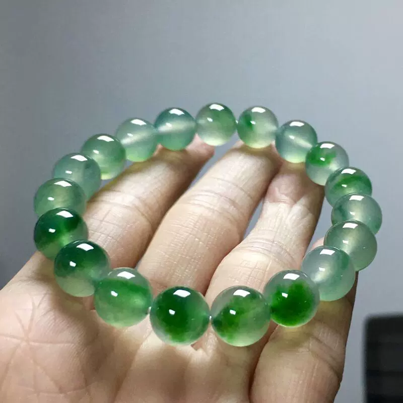 一元拍卖缅甸天然翡翠色冰种飘花散珠冰阳绿手 一元拍卖缅甸天然翡翠色冰种飘花散珠冰阳绿手