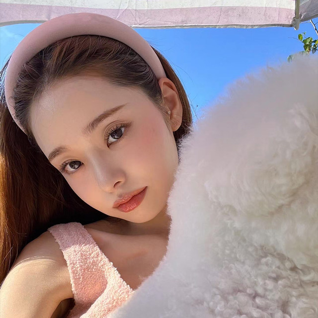 Song Zhiya's same face-showing pink headband for women, high-end, fashionable and stylish headband for face washing.