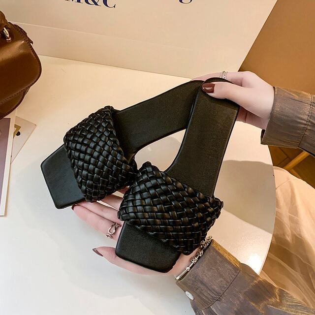 Dongdaemun large-size slippers for women in summer wear 2023 new one-piece braided flat shoes gentle fairy sandals