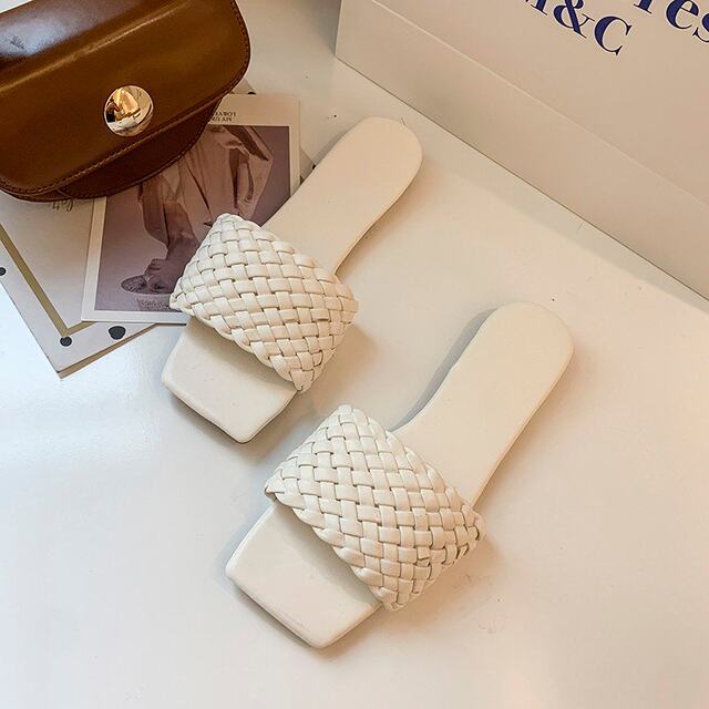 Dongdaemun large-size slippers for women in summer wear 2023 new one-piece braided flat shoes gentle fairy sandals