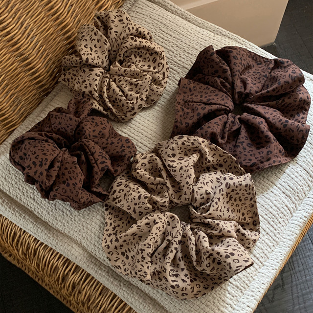 
Lazy and tonal. Large leopard print skirt hair band, large intestine circle, fashionable and western-style low ponytail hair rope, high-end hair accessories