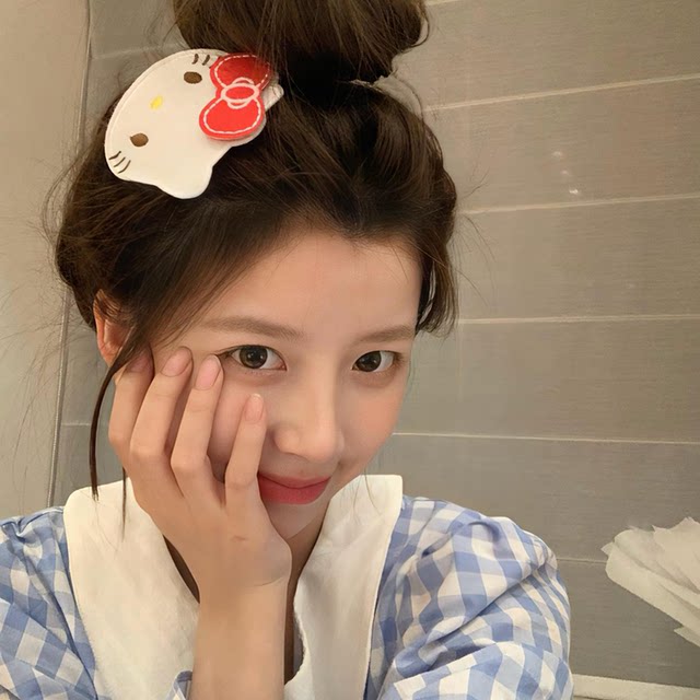 
Super cute cat head! Organize broken hair with Velcro hairpins, make-up mask, seamless bangs stickers, sticky hairpins